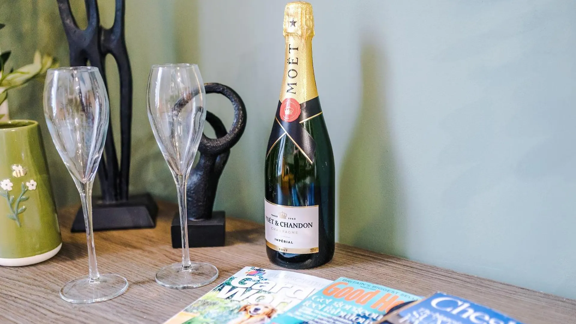 New! 4 X Stunning City Centre Apartments In Chester By 53 Degrees Property, Ideal For Individuals, Couples Or Business Groups!