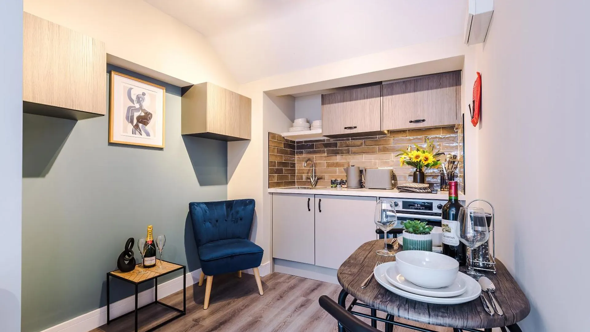New! 4 X Stunning City Centre Apartments In Chester By 53 Degrees Property, Ideal For Individuals, Couples Or Business Groups!